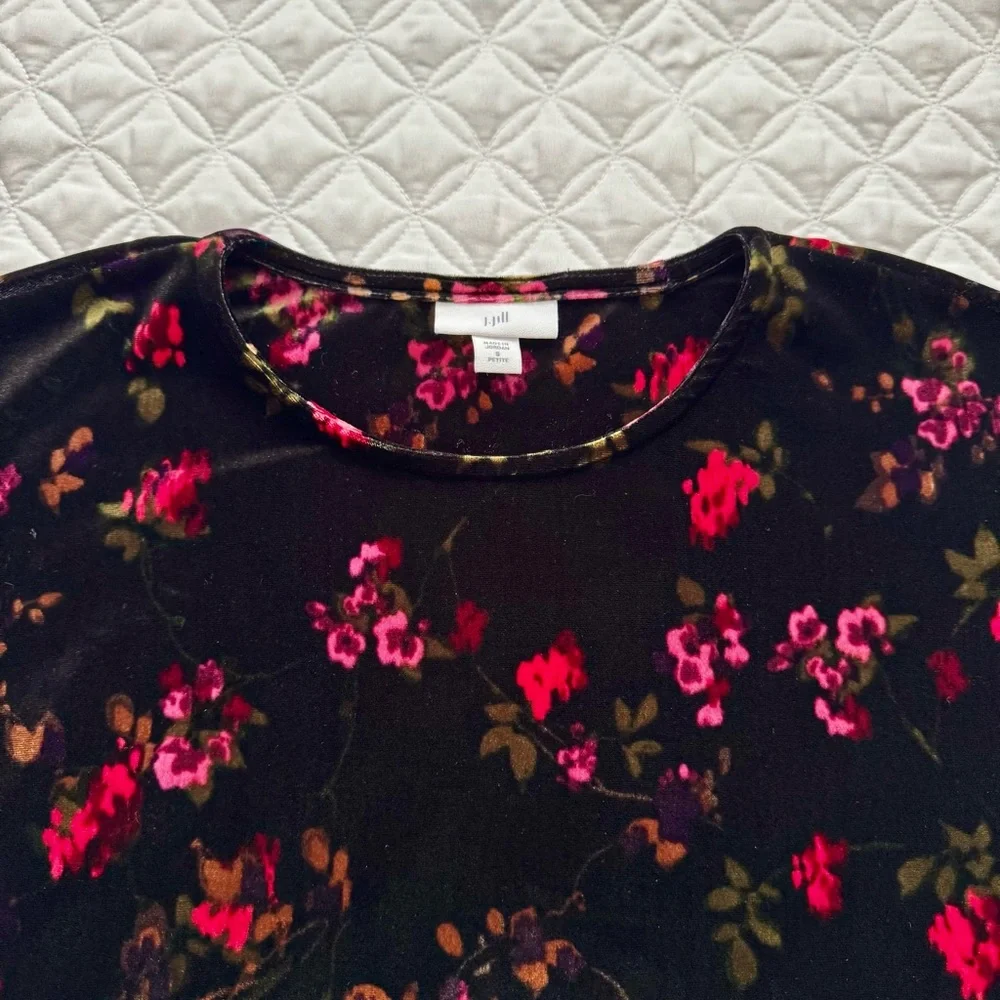 J.Jill Black Velour Long Sleeve Pullover Top Red Pink Floral Size SP - Picture 3 of 13